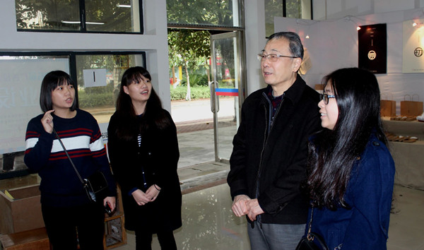 2016.01.06王校长参观广告设计展示照片 039.jpg