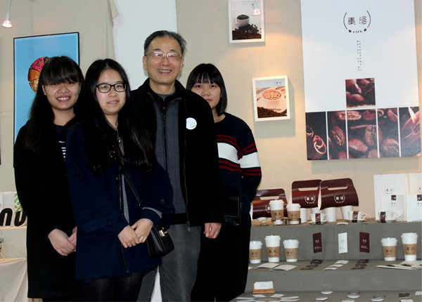 2016.01.06王校长参观广告设计展示照片 059.jpg
