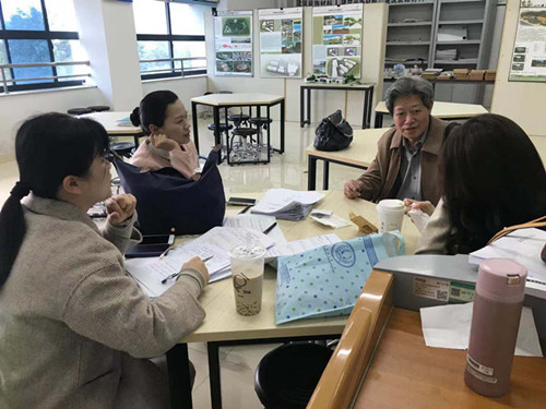 图七:苏甘龙教授参加环艺教研室分组研讨会_副本.jpg